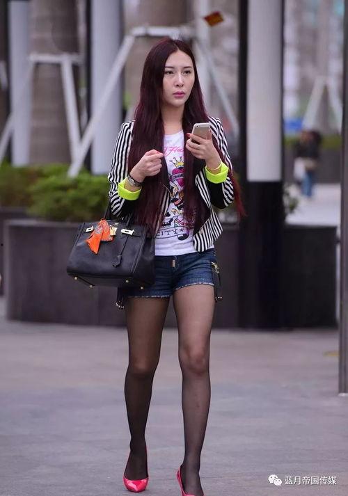 街拍丝袜露内裤图片大全,丝袜与内裤的巧妙搭配，揭秘潮流街拍秘密