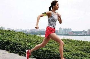 妹子跑步抖奶视频,跑步中的“抖奶”瞬间，展现女性活力与魅力