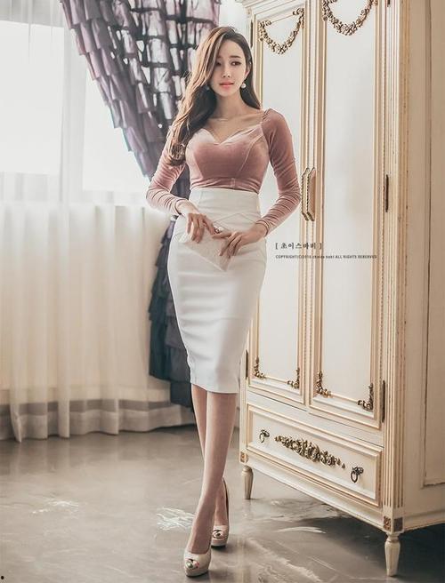 美女只穿白色透明丝袜,白色透明，尽显美女风情