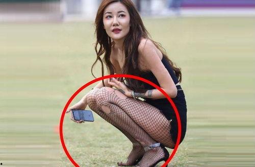 跟丝袜妹妹 嗯嗯阿啊,嗯嗯阿啊中的性感魅力