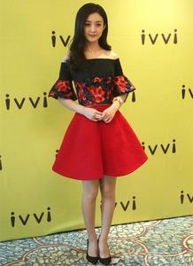 明星露挤装,时尚与争议的碰撞