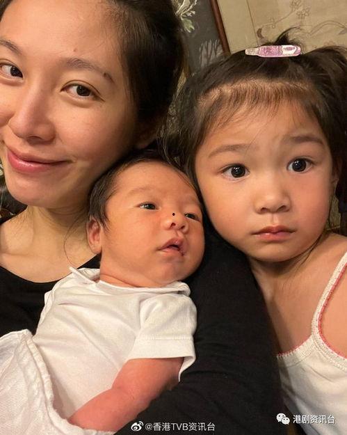 老公亲孩子的脸,老公亲孩子脸颊的温馨瞬间