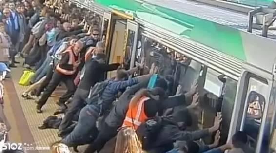 火车卧铺偷射丝袜脚,火车偷射丝袜脚事件揭秘